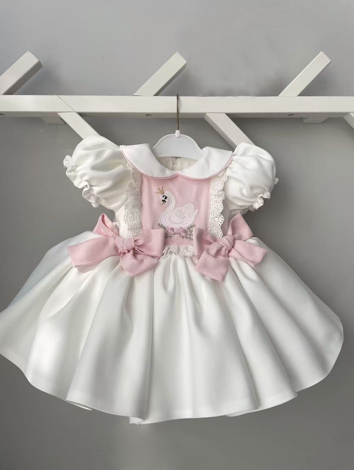 Photography Vintage Style - Robe de princesse vintage brodée cygne